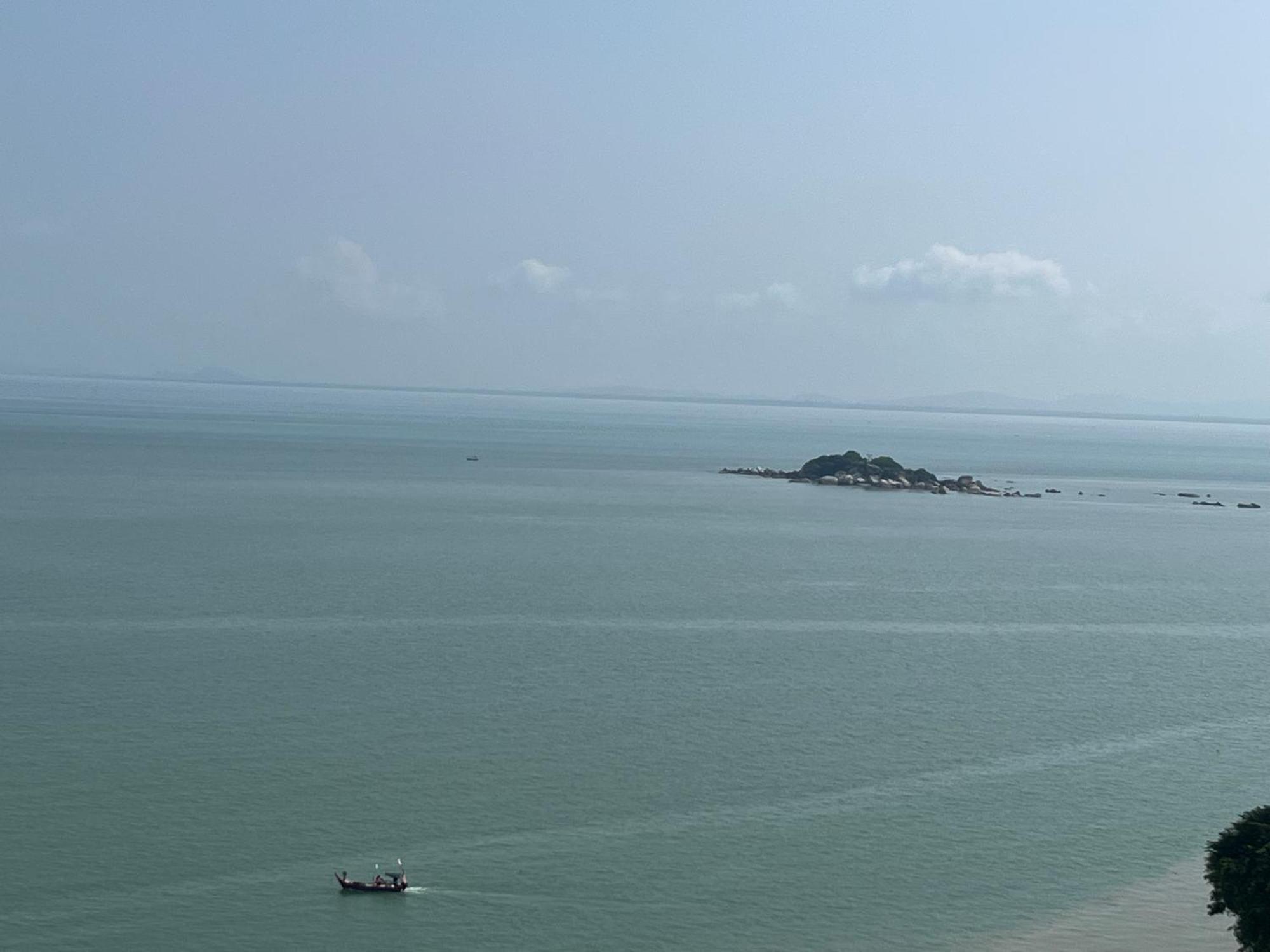 Отель Paradise By The Sea In Penang By Veron At Rainbow Paradise Танджунг-Бунга Экстерьер фото