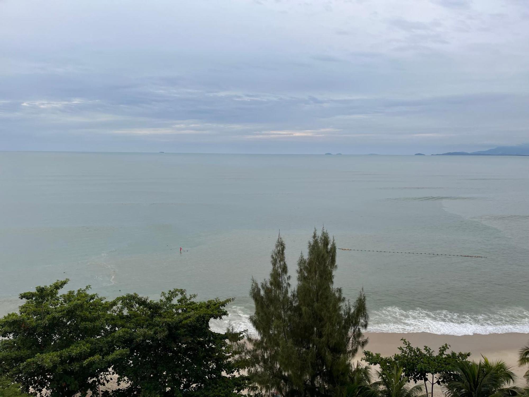 Отель Paradise By The Sea In Penang By Veron At Rainbow Paradise Танджунг-Бунга Экстерьер фото