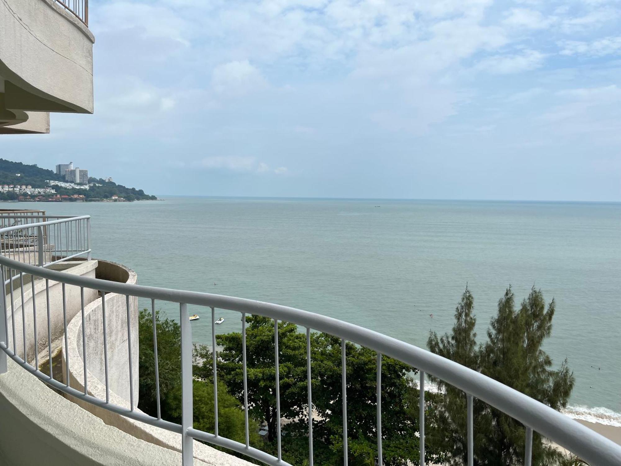 Отель Paradise By The Sea In Penang By Veron At Rainbow Paradise Танджунг-Бунга Экстерьер фото